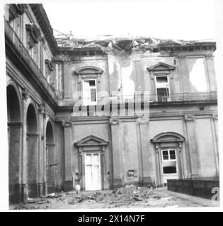 ITALIEN : FÜNFTE ARMYDAMAGED KULTURGEBÄUDE IN NEAPEL - Außenansicht des beschädigten Palastes der Britischen Armee Stockfoto