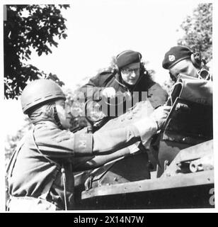 PANZER HABEN EINE SPEZIALPOLIZEI - Ein Polizist leitet einen Staffelführer der Britischen Armee Stockfoto