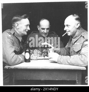 MIT DEN SEAFORTH HIGHLANDERS IN NORDIRLAND - drei Veteranen des letzten Krieges. Von links nach rechts : CSM Gerrard; RQMS Cameron und Sergt.J. McLean British Army Stockfoto