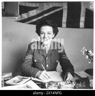 ATS RECRUITING CORPORALS IN NORTH WEST RECRUITING DIVISION - Corporal Joan Icke, der aus Chester kommt, ist seit Beginn des Krieges bei ATS. Während ihr Mann, ein zweiter Lieutenant der Armee, in Indien ist, hilft sie, den Krieg zu gewinnen, indem sie Rekruten für die ATS holt. Sie ist Recruiting Corporal am Liverpool Recruiting Centre British Army Stockfoto