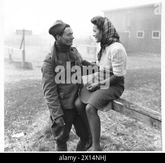 DIE VERTRIEBENEN UND FLÜCHTLINGE IN DEUTSCHLAND - Jugoslawische Zwangsarbeiter treffen auf ein polnisches Mädchen, Irena Dziuba aus dem schlesischen Dorf Wilkowiecko, nach ihrer Befreiung im British Military Government Centre for Liberated POWs in Sulingen British Army Stockfoto