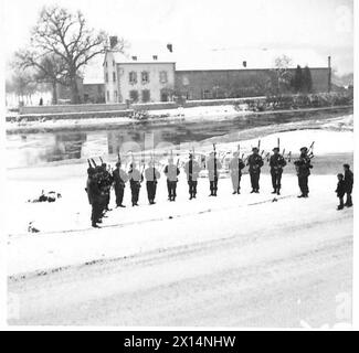 5TH SEAFORTH HIGHLANDERS PIPE BAND - verschiedene Ansichten der Band, die British Army, 21st Army Group spielt Stockfoto