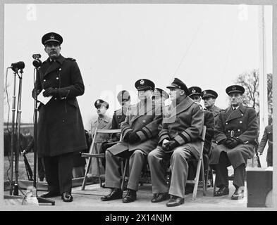 Am 22. Februar 1943 übergab die RAF der USAAF eine Station namens Camp Griffiss in einer Zeremonie, an der Air Chief Marshal Sir Christopher Courtney, Major Generals Ira Eaker und Henry Miller teilnahmen, um einen amerikanischen Flieger zu ehren. Stockfoto