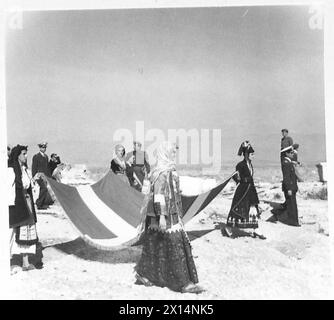 DIE GRIECHISCHE REGIERUNG KEHRT NACH GRIECHENLAND ZURÜCK - angeführt von den Mädchen mit der griechischen Flagge, bewegt sich die Prozession durch die Akropolis in Richtung der britischen Armee Parthenon Stockfoto