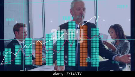 Bild von der Verarbeitung von Finanzdaten über verschiedene Geschäftsleute im Büro Stockfoto