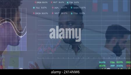 Bild von Diagrammen und Handelsplattformen über verschiedene Kollegen, die im Büro Ideen austauschen Stockfoto