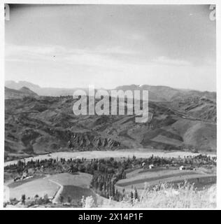 8. ARMEE : VERSCHIEDENE - (Verbünde -up) das Land, über das die 4. Indische Division durchziehen muss. Die Deutschen hielten fast alle Hügel in diesem Panorama, und sie zermürbten und beschossen den Fluss Marecchia und das Tal, das sich zwischen den Bergen windet. Das ist das Land nördlich der britischen Armee des Bundesstaates San Marino Stockfoto