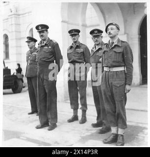 In Nordafrika untersuchen Generalmajor Hartgill, Generalleutnant Hood, Oberst stark und Generalmajor Cowell die medizinischen Dienste der britischen Armee. Stockfoto