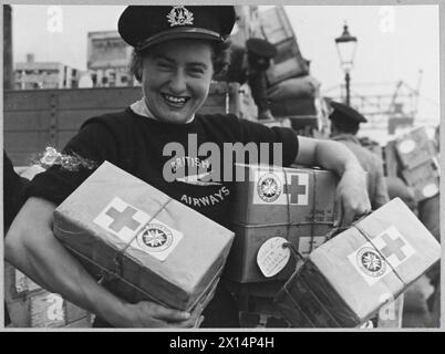 BRITISCHE ZIVILLUFTLINIEN IN KRIEGSZEITEN - 14022 Bild (ausgestellt 1944) zeigt - vom Marine Terminal in Großbritannien die BOAC-Flugboote transportieren Kriegsvorräte zu weit entfernten Kriegsschauplätzen; darunter auch Pakete des Roten Kreuzes für Kriegsgefangene. Dieses Mädchen, das Mitglied eines der Startteams von BOAC wurde, hilft beim Laden von Paketen der Royal Air Force Stockfoto