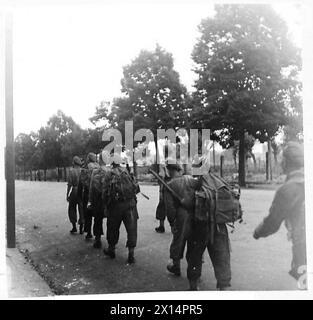 ACHTE ARMEE: BRÜCKENKOPF ÜBER DIE ARNO-Rationsparty der 1. Kämpfer, die Rationen durch die Straßen der British Army von Florenz vorantreiben Stockfoto