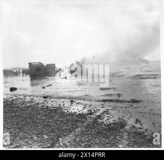 Am 6. Juni 1944 landeten britische Streitkräfte, darunter die 13./18. Royal Husars, während des D-Day am Queen Red Beach in der Schwertzone der Normandie. Das Bild fängt den Moment mit spezialisierten gepanzerten Fahrzeugen ein, wie einem Churchill AVRE, ausgestattet mit einer Bobbin-Mattenverlegevorrichtung und einem brennenden Sherman Crab-Schlegelpanzer der 'A' Squadron, 22nd Dragoons. Stockfoto