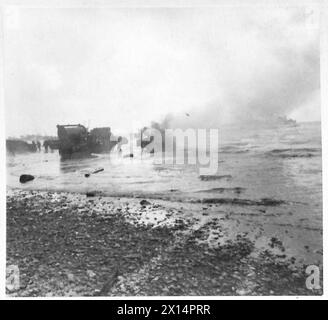 D-TAG - BRITISCHE TRUPPEN WÄHREND DER INVASION DER NORMANDIE 6. JUNI 1944 - Ein Blick zurück vom Wasserrand auf Queen Red Beach, Schwertgebiet, während der Landung der 13./18. Royal Hussars, ca. 0800 Uhr, 6. Juni 1944. Einige der spezialisierten Rüstungen, die beim Angriff verwendet wurden, sind zu sehen, darunter eine Churchill AVRE mit Bobbin-Mattenverlegevorrichtung und ein brennender Sherman Crab-Schlegelpanzer der 'A' Squadron, 22nd Dragons Stockfoto