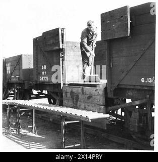 Alle Schienenfahrzeuge im Tanklager werden gereinigt, bevor Benzin für militärische Operationen geladen wird. Stockfoto
