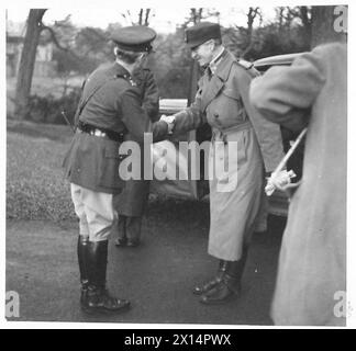 NORWEGISCHER BEFEHLSHABER BESUCHT SCHOTTISCHES HAUPTQUARTIER - Lieut-General Sir R. Carrington, GOC., schottisches Kommando, grüßt Generalmajor Fleischer britische Armee Stockfoto