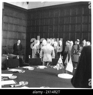 Eine allgemeine Ansicht im Konferenzraum zeigt, wie Beamte der britischen Armee an strategischen Diskussionen im Rahmen hochrangiger Treffen während des Zweiten Weltkriegs unter der 21. Armee-Gruppe teilnahmen. Stockfoto