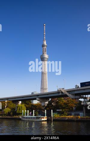 Tokio, Japan - 12. August 2023: Skytree Tower in Tokio. Der 634 m hohe Fernsehturm ist das zweithöchste Gebäude der Welt Stockfoto