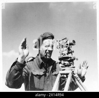 ACHTE ARMEE : WIEDERAUFBAU VON BRÜCKEN UND EISENBAHNEN - SPR. Eric Dawson aus Cuthill House, Leith, Schottland, Bauingenieur vor dem Krieg, ist der Vermesser beim Wiederaufbau der Lamone Bridge. Man sieht ihn, wie er eine Theodolite der britischen Armee betreibt Stockfoto