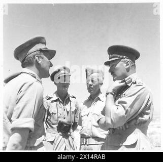 VERSCHIEDENE BILDER DER WESTLICHEN WÜSTE - LIEUT. General Ritchie spricht mit Kriegskorrespondenten in der westlichen Wüste. Diese Männer kommen aus Südafrika, Australien, den USA und der britischen Armee Stockfoto