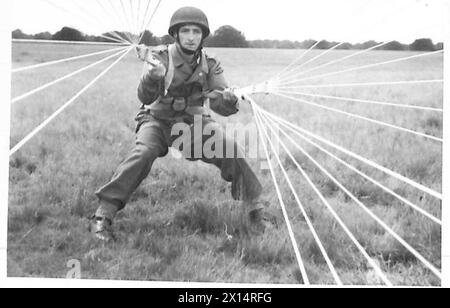 FALLSCHIRMJÄGER IM TRAINING - Bilder aus der Linie eines Fallschirms, die einen Fallschirmjäger unter Kontrolle bringen, bevor er sich aus dem Gurtzeug der British Army befreit Stockfoto