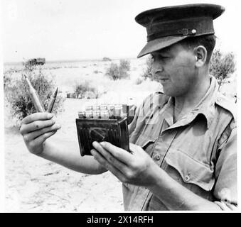 DEUTSCHE AUSRÜSTUNG VON UNSEREN PANZEREINHEITEN IN DER NÄHE VON SOLLUM - Gefangener deutscher Panzerpiercing-Kugeln. Ein Vergleich ist mit der gewöhnlichen Bullet British Army zu sehen Stockfoto