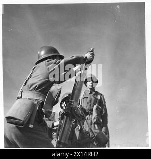 AUSBILDUNG FRANZÖSISCHER FREIWILLIGER IN NORDAFRIKA - eine ganze französische Freiwillige Mörsercrew in Aktion britische Armee Stockfoto