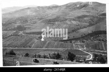 ACHTE ARMEE : VERSCHIEDENE - (SCHLIESSEN SIE SICH AN) die Ansicht der Deutschen, die die gotische Linie und das Land verteidigten, um das die 46 (br) Division kämpfte. Fotos von Belvedere Foglience, mit Blick nach Süden. Der Fluss Foglia und die Hauptstraße Ost nach Pesaro verlaufen durch das Tal der British Army Stockfoto