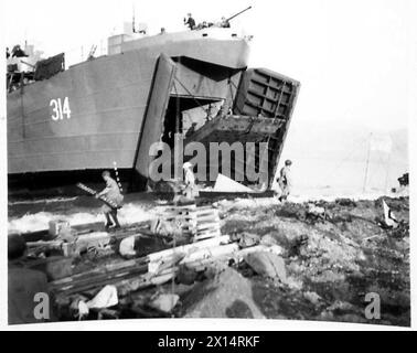 INVASION ITALIENS : GEBIET NEAPEL DIE FÜNFTE ARMEE LANDET IN DER BUCHT VON SALERNO - eine L.S.T. kommt in den Strand British Army Stockfoto