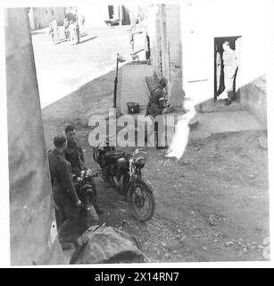 ITALIEN: ACHTE ARMYA-BOTSCHAFT FÜR DEN GENERAL VON D.R.L.S. - der Signals Officer - Captain Polglase ruft die Staatsanwaltschaft zum Büro der British Army Stockfoto