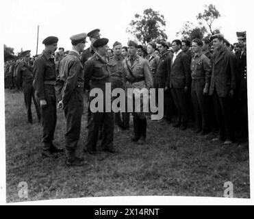 DIE VERTRIEBENEN-LAGER IN DEUTSCHLAND - Feldmarschall Montgomery inspiziert Personal des polnischen Vertriebenen-Lagers in Haldern, einem Bezirk von Rees. Feldmarschall Bernard Montgomery besuchte das Gebiet des 1. Korps (Rhede, Deutschland) und besuchte verschiedene Sehenswürdigkeiten, darunter ein polnisches Flüchtlingslager in Haldern, die permanente Rheinbrücke bei Rees und ein russisches DP-Lager bei Hamminkeln, Montgomery, Bernard Law Stockfoto