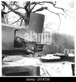 VORBEREITUNGEN FÜR DIE ZWEITE FRONT - Churchill-Panzer für die 79. Geschwader R.es. 3. Division sind mit einer Geheimwaffe, dem Petard Spigot Mörser, ausgestattet. Es ist wie ein großer PIAT und feuert eine 40 Pfund schwere Bombe ab. Fotogs zeigen verschiedene Ansichten von Pistole und Bombe, wie die Pistole aus dem Cockpit geladen wird und auch Bombe in Position British Army Stockfoto
