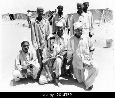 LEBEN IN Einem LIBYSCHEN GEFANGENENLAGER - Eine Gruppe von Krankenhauspatienten, die gut gekleidet und gepflegt für die britische Armee aussehen Stockfoto