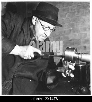 „ALTE ZEITGENOSSEN“ ARBEITEN IN REME-WERKSTÄTTEN – Herr J. Astle aus Portsmouth ist ein Monteur in der Waffenfabrik. Er ist 62 Jahre alt und diente 17 Jahre in der Royal Navy. In den letzten 15 Jahren war er im Depot British Army beschäftigt Stockfoto