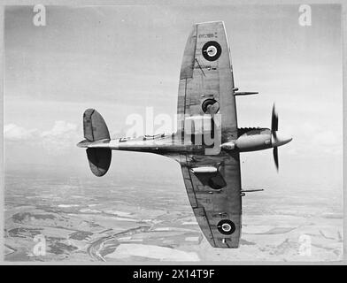 DAS NEUESTE SPITFIRE: MARK XII - 12726 Bild (Ausgabe 1944) zeigt den „Bauch“ des Spitfire Mk XII, der die eingefahrenen Räder einschließlich des Schienenrades der Royal Air Force zeigt Stockfoto