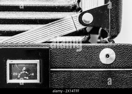 Staubiges, detailliertes Schwarzweißbild einer antiken Filmkamera Stockfoto