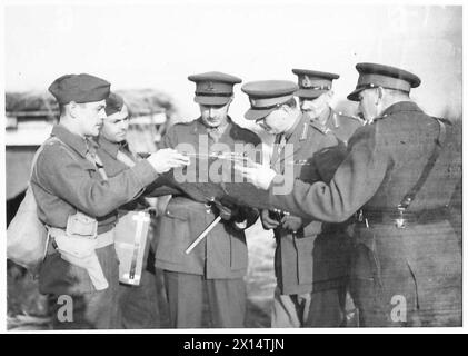 DER BESUCH DES DUKE OF GLOUCESTER IN EAST ANGLIA - H.R.H., der eine Karte während eines Besuchs der „E“-Truppe des 53. Feldregiments der britischen Armee inspiziert Stockfoto