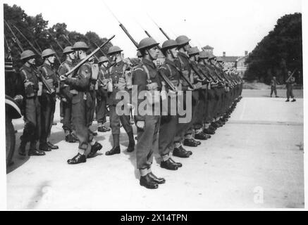 DAS SCHLOSS IN WINDSOR - Inspektion von Männern auf dem Paradegelände in Victoria Barracks, Windsor. Rekruten des Ausbildungsbataillons Grenadier Guards British Army Stockfoto