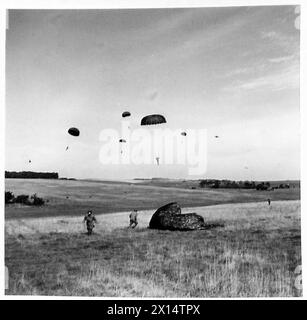 Kommandanten der Armee und der Luftwaffe beobachten eine Demonstration der Fallschirmjäger, die in der britischen Armee landen. Stockfoto