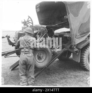 DIE 2-PDR. PANZERABWEHRKANONE (MARK III) – die Kanone wird von der britischen Armee über die Rampe heruntergelassen Stockfoto