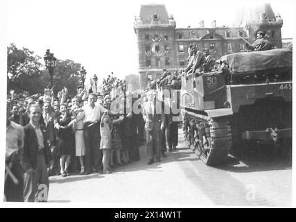 SZENEN IN NOTRE DAME - Pariser warten an der Notre Dame auf die Ankunft von General de Gaulle. Truppen der französischen Panzerdivision und der F.F.I. derzeit britische Armee, 21. Armeegruppe Stockfoto