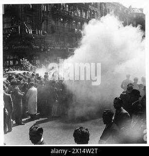 FRIEDENSFEIERN IN BRÜSSEL - die Menschenmassen an der Börse scheinen sehr amüsiert über den farbigen Rauch der amerikanischen britischen Armee, 21. Armeegruppe Stockfoto