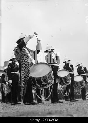 Admiral Sir Charles Kennedy-Purvis, Deputy First Sea Lord, inspiziert am 3. September 1943 die Home Guard bei der Horse Guards Parade in London. Die Royal Marine Band aus Chatham führt den marsch an. Stockfoto