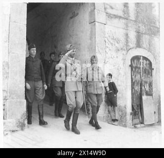 ITALIEN : PRINZ UMBERTO : INSPEKTOR ITALIENISCHES BEFREIUNGSKORPS - Prinz Umberto begleitet von Generalmajor Utilli, grüßt, als er das britische Korps-Hauptquartier verlässt Stockfoto