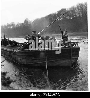 Freiwillige der Heimgarde der Trent River Patrol bereiten sich darauf vor, im Rahmen von Übungen der British Army auf einem Binnenschiff entlang der Binnenwasserstraßen zu navigieren. Stockfoto