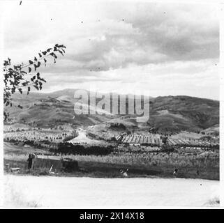 Die Achte Armee greift entlang der gotischen Linie von Monte Calvo nach Monteochio vor. Das Foto wurde in der Nähe von Coldazzo aufgenommen und zeigt Truppen, die während des Zweiten Weltkriegs durch die befestigten Stellungen zogen Stockfoto