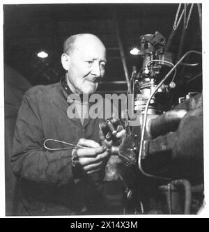 "OLD TIMERS"-ARBEIT IN REME-WERKSTÄTTEN - Mr. C. H. James aus Hilsea, Portsmouth, kehrte vor zwei Jahren aus dem Ruhestand der britischen Armee zurück Stockfoto