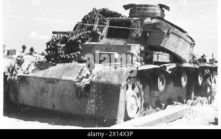 Ein eingefangener deutscher Mark III-Panzer weist schwere Schäden durch britische Granatfeuer auf, was die gepanzerte Kriegsführung und die Schlachtfeldbedingungen während der Operationen der britischen Armee veranschaulicht. Stockfoto
