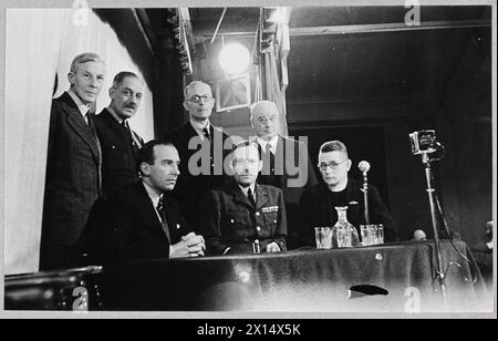 BRAINS TRUST TRIFFT AUF MENTALE SPERRFEUER AN DER R.A.F. STATION - 8462 The Visiting Brains Trust - Standing - von links nach rechts Professor Adrian, Group Captain Davies; Lord Porter; Professor Gutteridge; Sitzplatz: Mr. L. T. Stanley, Air Commodore Cell, Pater Pettit Royal Air Force Stockfoto