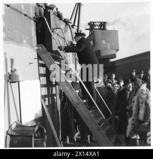 HERR CHURCHILLS TOUR - Mr. Winston Churchill stürmt während seiner Tour auf eine Begleittour. Mrs. Churchill verfolgt die britische Armee Stockfoto