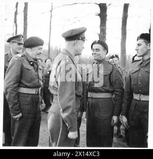 DIE POLNISCHE ARMEE IM NORDWESTEUROPA-FELDZUG 1944-1945: General Dwight Eisenhower unterhält sich mit Männern der 1. Polnischen Panzerdivision in Breda während seines Generalbesuchs beim 1. Britischen Korps. General Stanisław Maczek, der Leiter der Division, befindet sich hinter Eisenhower links. General John Crocker, der Kommandant des 1. Britischen Korps, ist in der linken polnischen Armee, der amerikanischen Armee, der polnischen Armee im Westen, der 1. Panzerdivision, Maczek, Stanisław, Eisenhower, Dwight David, Crocker, John Tredinnick Stockfoto