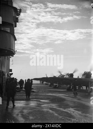 FLUGÜBUNGEN VON HMS VICTORIOUS. 14. BIS 16. MÄRZ 1942 AN BORD DER HMS SIEGREICH BEI SCAPA FLOW UND AUF SEE VOR HOY. - Fairey Fulmars wird auf dem Cockpit vor dem Start für Flugübungen aufgewärmt Stockfoto